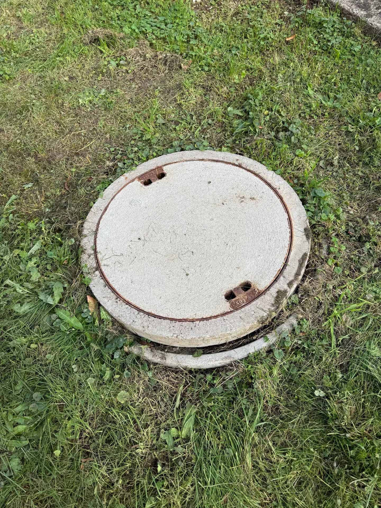 Čištění a oprava kanalizačních šachet u bytového domu v Proboštově
