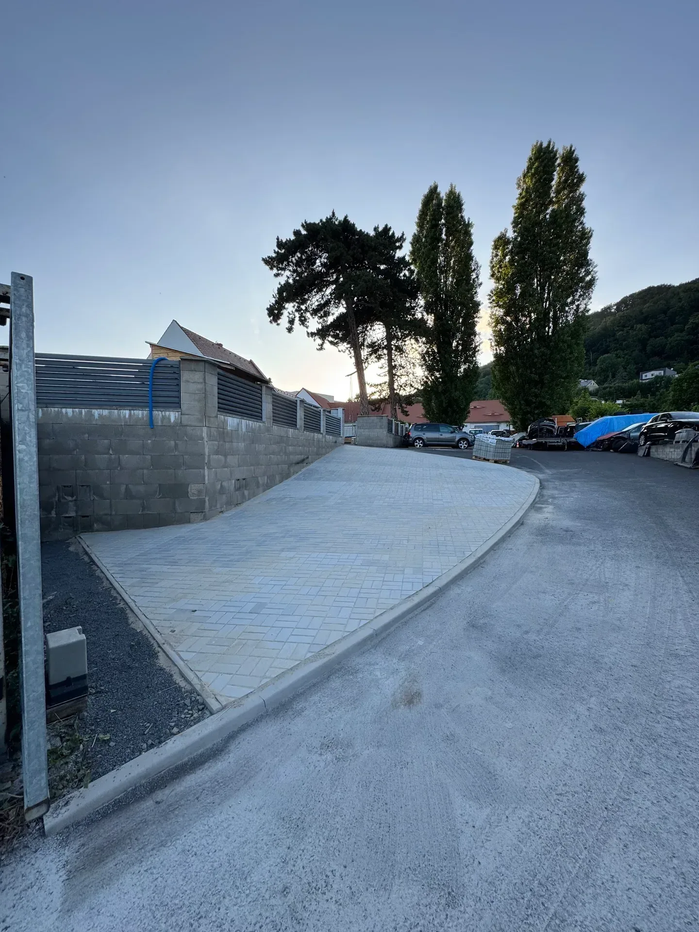 Nové parkovací stání 85 m² u rodinného domu v Krupce