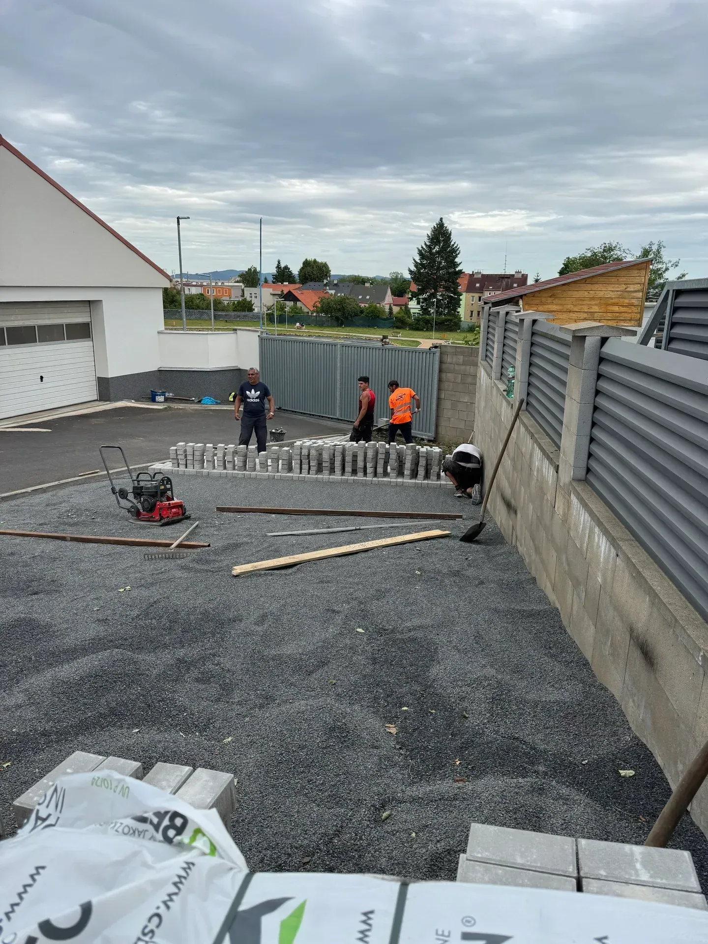 Nové parkovací stání 85 m² u rodinného domu v Krupce