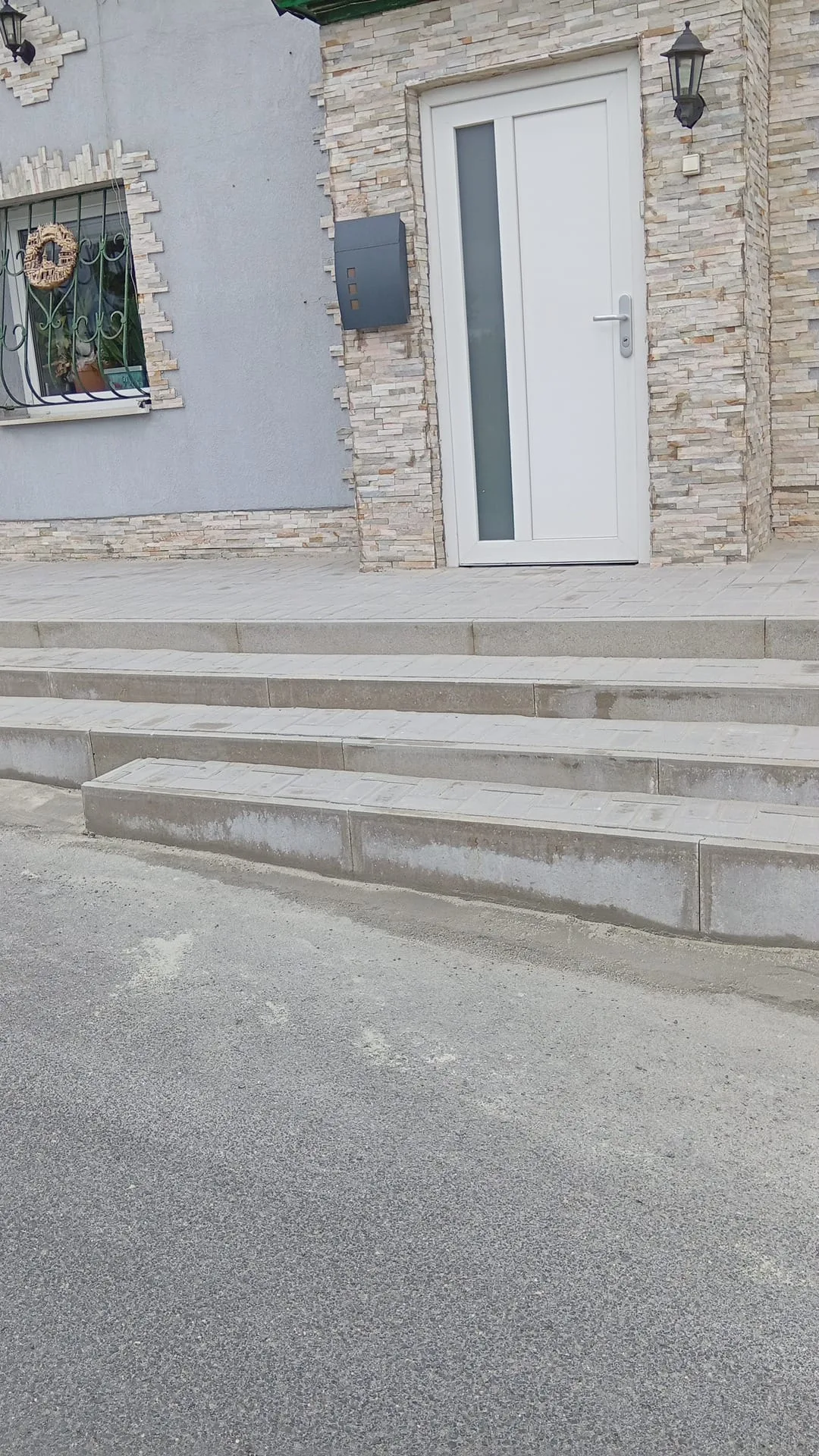 Oprava schodů u rodinného domu ve Fojtovicích – nová dlažba