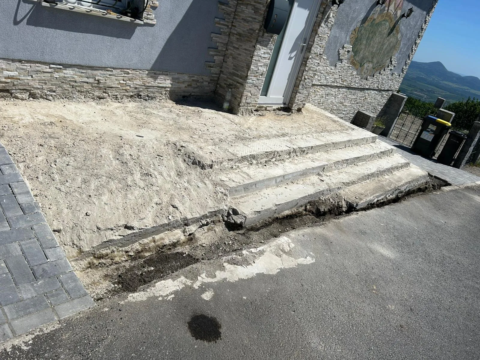 Oprava schodů u rodinného domu ve Fojtovicích – nová dlažba