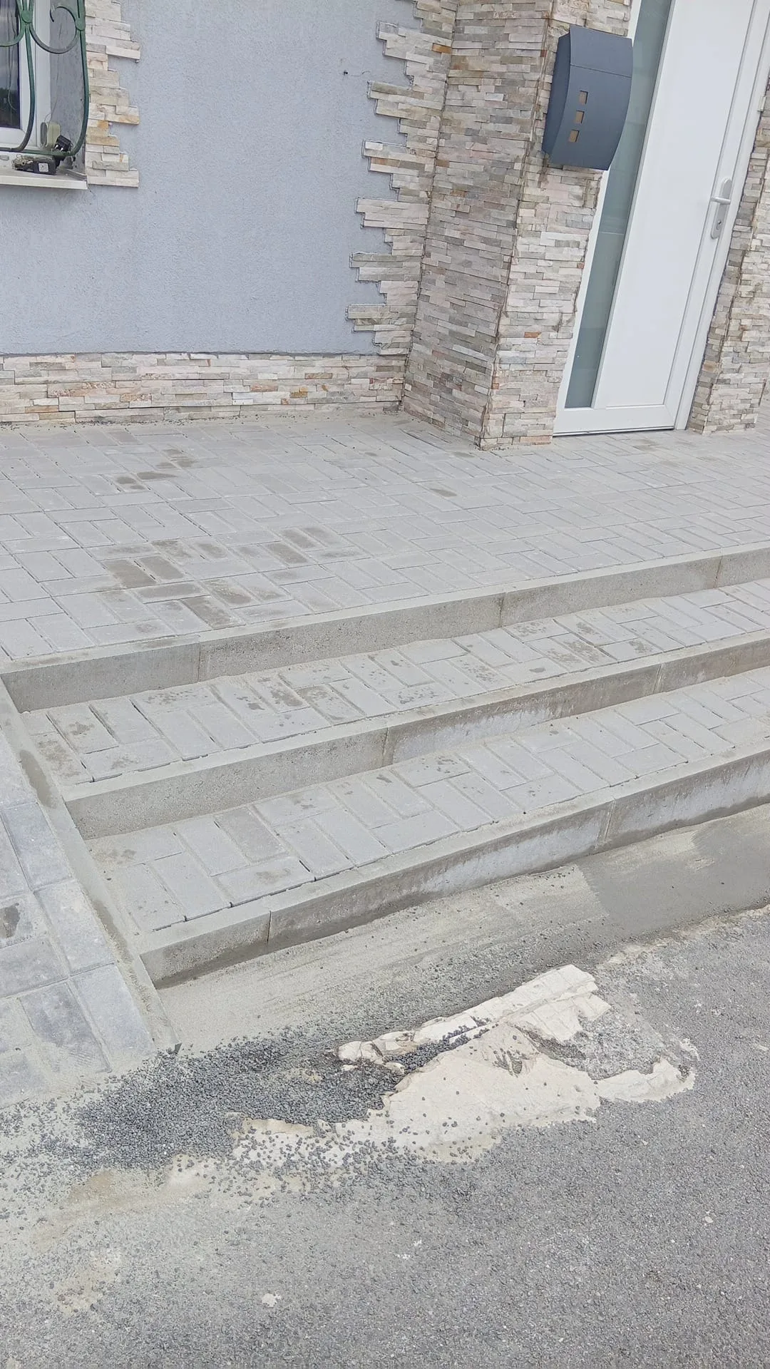 Oprava schodů u rodinného domu ve Fojtovicích – nová dlažba